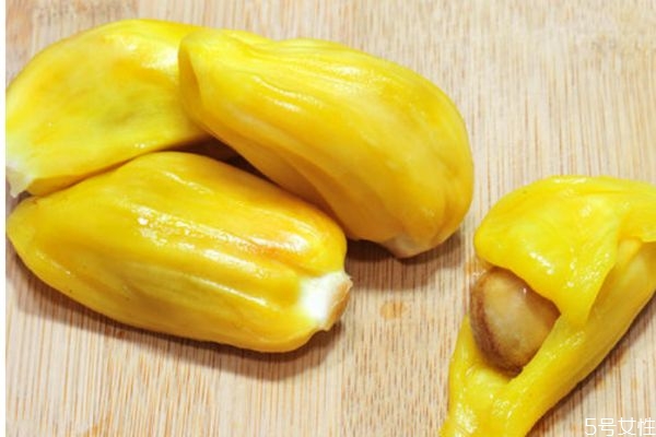 菠萝蜜肉出水可以吃吗,菠萝蜜果肉里面有水正常吗?