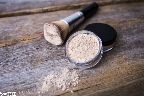 散粉不化妆可以用吗,化妆不用散粉会怎么样