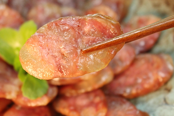 香肠表面白色的是霉还是盐霜,香肠表面起白点是霉吗