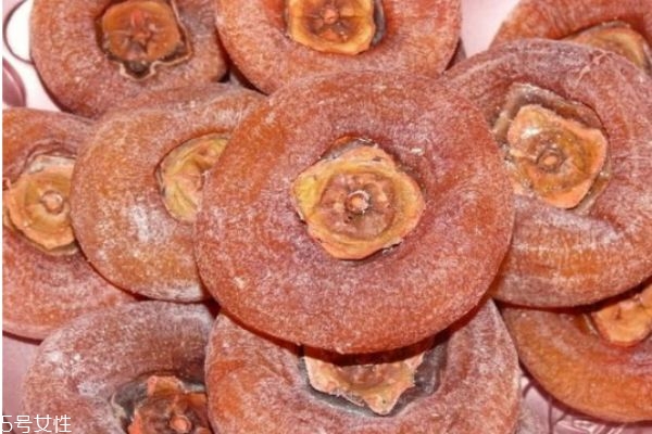 柿饼上有黑点正常吗?能吃吗,柿饼外面有黑点正常吗