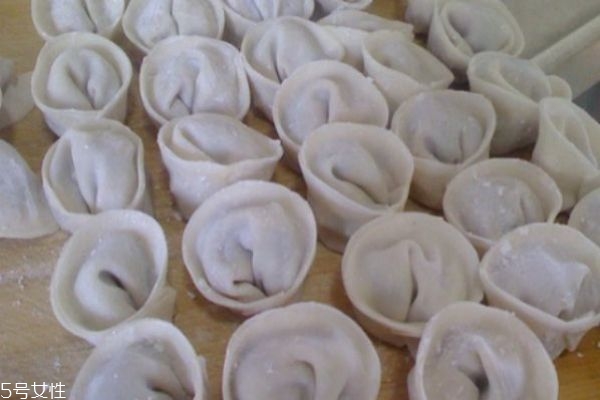 怎样包元宝饺子,包元宝饺子的手法视频