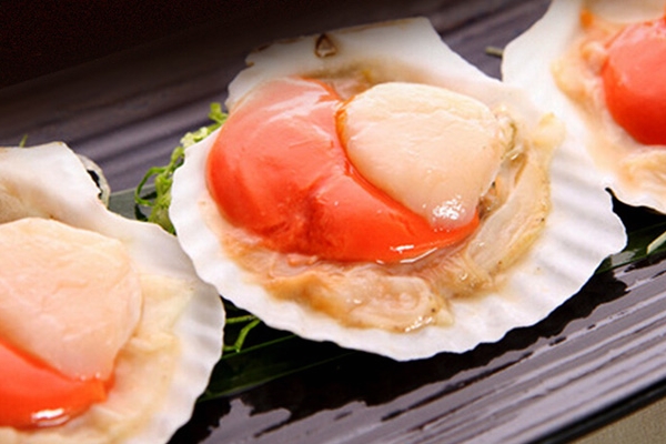 扇贝为什么有些是红色有些是白色,扇贝为什么有些是红色有些是白色能吃吗