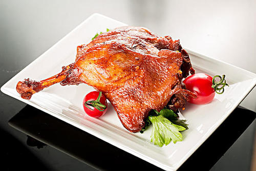 鸭腿的热量高吗?,鸭腿的热量高吗?减肥餐可以吃吗