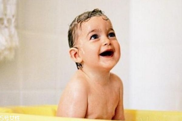 宝宝感冒时洗澡注意事项(宝宝感冒了要不要洗澡)