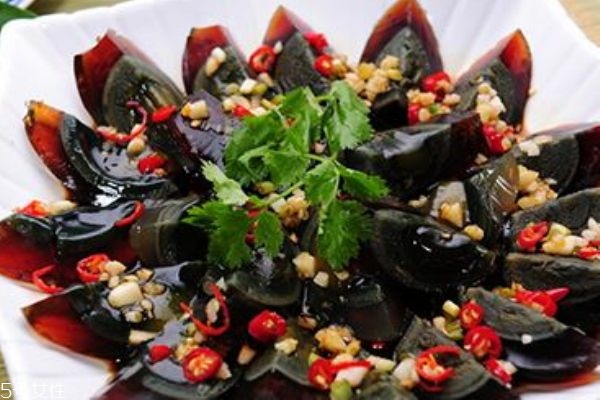 皮蛋怎么吃才能更安全,皮蛋和什么不能一起吃容易中毒