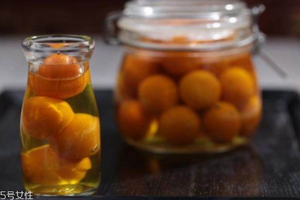 请问桔子皮泡水喝起什么作用,金桔可以泡水喝吗?