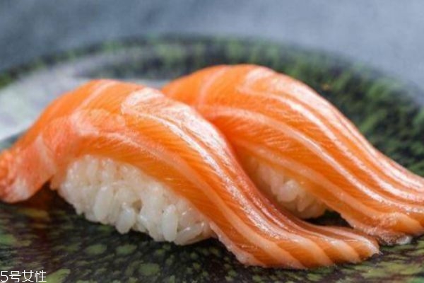 三文鱼怎么切视频教程,三文鱼切法视频