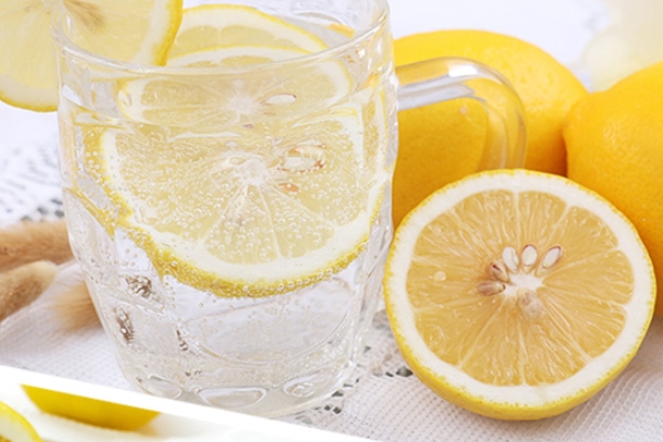 柠檬擦牙齿可以美白吗,柠檬可以美白牙齿吗 柠檬擦牙齿可以美白吗,柠檬可以美白牙齿吗