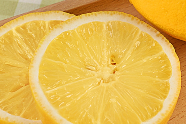 吃柠檬会不会上火,柠檬喝多了会不会上火