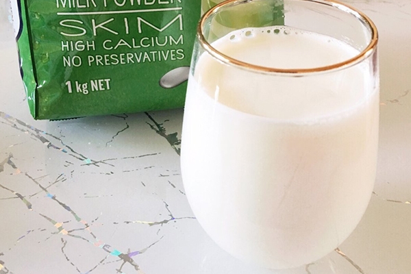 奶粉是脱脂的好还是全脂的好,全脂奶粉和脱脂奶粉哪个营养更好