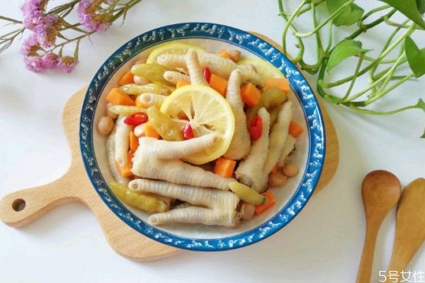 柠檬鸡爪的制作方法全过程,泡凤爪加柠檬的最正宗做法 柠檬鸡爪的制作方法全过程,泡凤爪加柠檬的最正宗做法