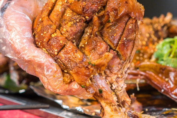 烤全羊几个月的羊最好,烤全羊一般用多大的羊