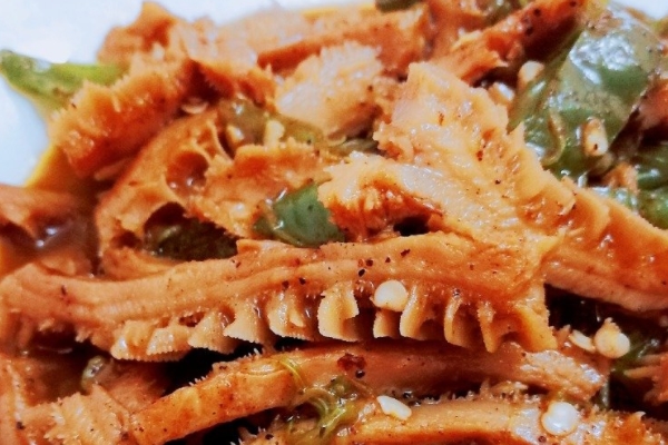 新鲜牛肚是什么颜色,牛肚是什么颜色 牛肚是黑色还是白色