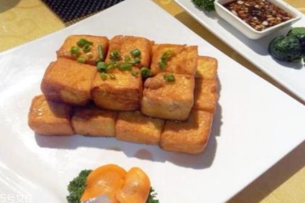 怎样做鱼头炖豆腐,如何自制鱼豆腐