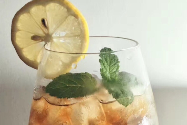 鸡尾酒能和白酒混合喝吗,鸡尾酒可以和红酒混合吗?