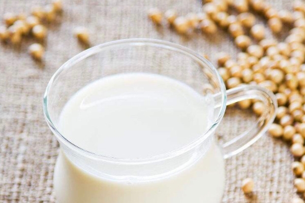 黄豆和什么一起打豆浆有营养,豆浆跟煮鸡蛋能一起吃吗