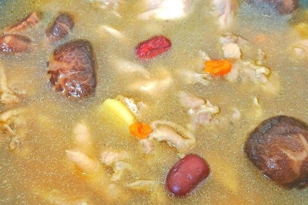 鸡肉搭配什么食材煲汤,煲鸡汤放什么材料好喝