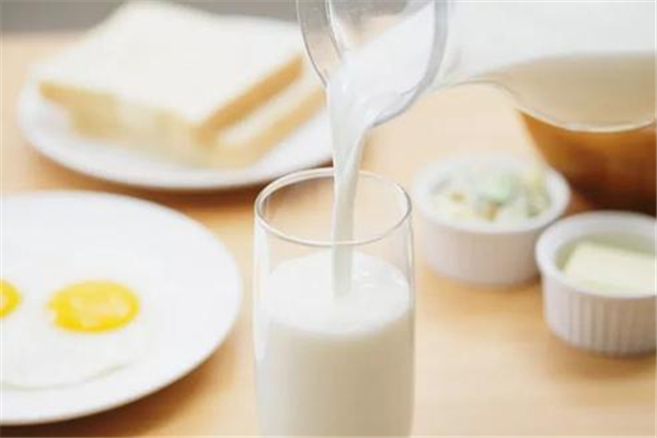 孩子睡前喝牛奶好还是早上喝牛奶好(儿童睡前喝牛奶好还是早上喝牛奶好)