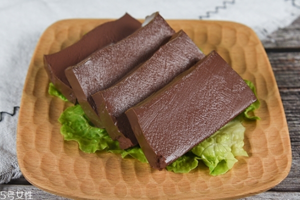 鸭血有什么功效和作用,女生吃鸭血有什么好处 鸭血有什么功效和作用,女生吃鸭血有什么好处