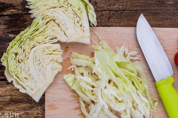 大白菜要怎么炒才好吃,大白菜要焯水吗? 大白菜要怎么炒才好吃,大白菜要焯水吗?