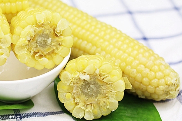 甜玉米是蒸的好还是煮的好,甜玉米煮好吃还是蒸好吃