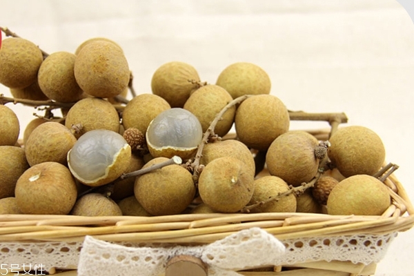 龙眼有白色的粉末,龙眼壳上有白色的东西能吃吗