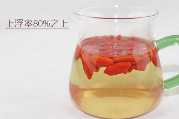枸杞泡水漂起来好不好,枸杞漂水上的好吗
