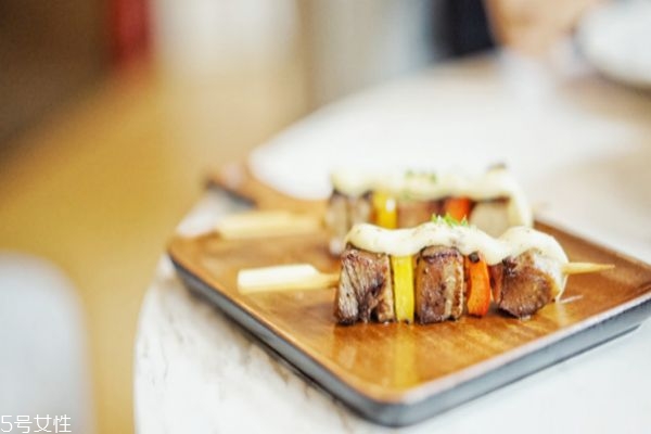 怎样低碳水饮食,低碳饮食吃多少碳水