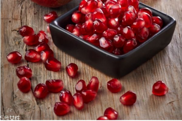 石榴怎么剥没有刀,石榴不用刀怎么剥皮小妙招