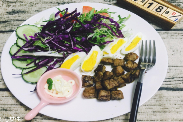 减肥可以吃鸡蛋吗 可不可以吃蛋黄,减肥鸡蛋的蛋黄可以吃吗