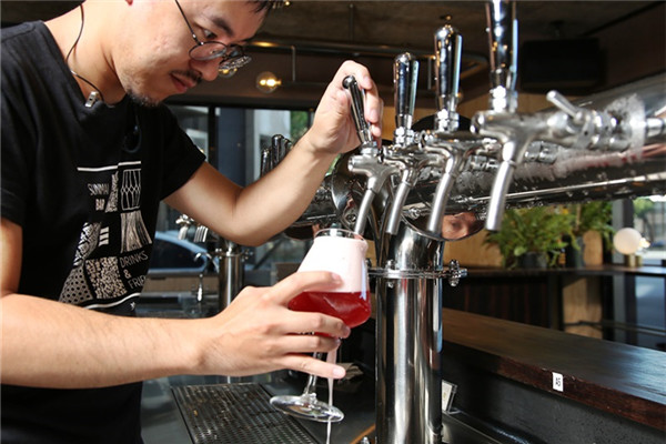 酒吧一杯酒,你拿个杯酒吧