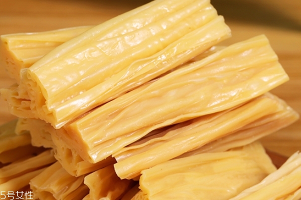 腐竹是油炸的吗是怎么做出来的,腐竹是油炸的吗 腐竹是油炸的吗是怎么做出来的,腐竹是油炸的吗