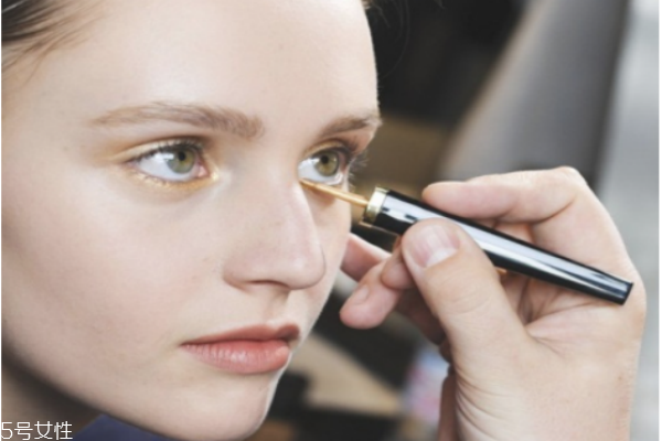 25岁的女人用什么牌子的护肤品(25岁左右的女生用什么护肤品)