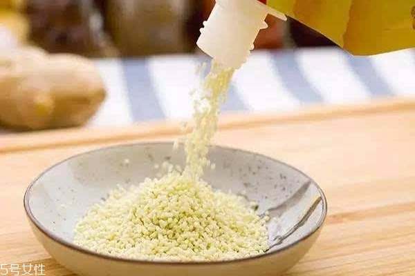 鸡精是咸的吗,鸡精咸还是味精咸
