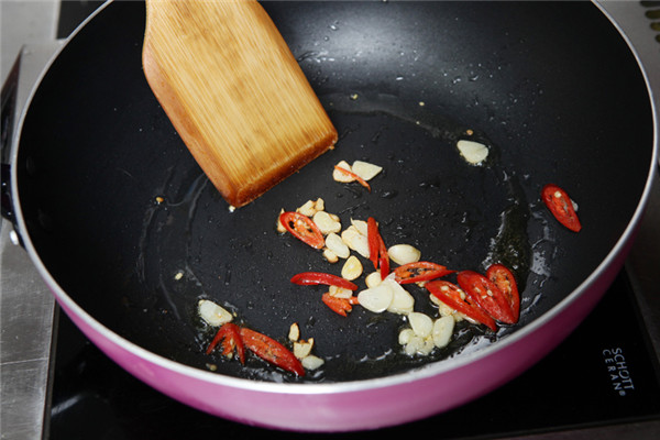 如何热锅冷油,炒菜应该用热油还是冷油 如何热锅冷油,炒菜应该用热油还是冷油