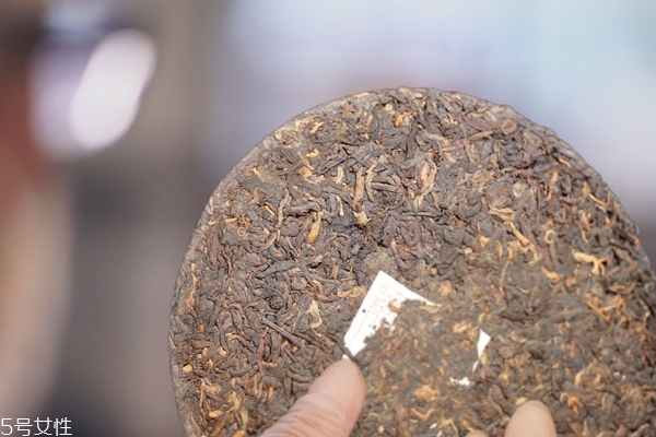 普洱茶为啥要压成饼,普洱压成饼好还是散茶好