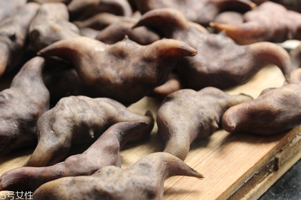 菱角为什么是黑的,菱角为什么是黑的绿的