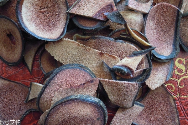 为什么买来的鹿茸是白色的,鹿茸红色还是白色好