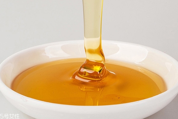 俄罗斯百花蜜和椴树蜜哪个好,椴树蜂蜜是白色的好还是黄的好