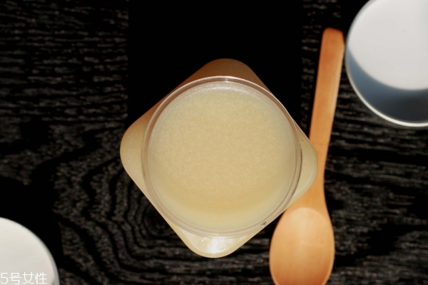 桂花蜜是什么颜色的,桂花蜂蜜是什么颜色 桂花蜜是什么颜色的,桂花蜂蜜是什么颜色