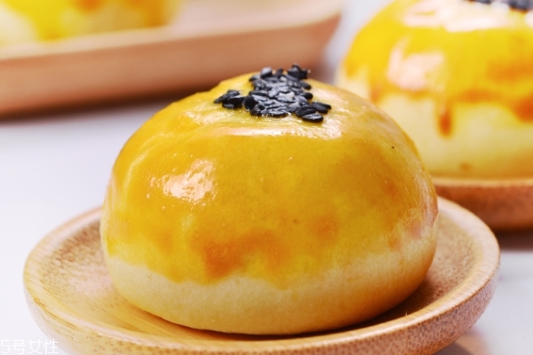 蛋黄酥和月饼的区别,蛋黄酥甜的还是咸的