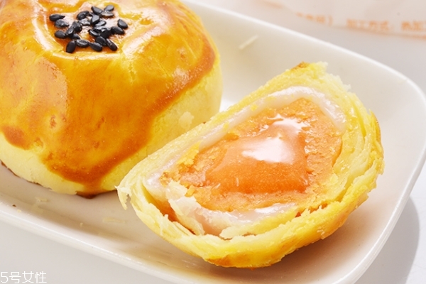 月饼里的蛋黄是鸡蛋还是鸭蛋,月饼的蛋黄是什么蛋