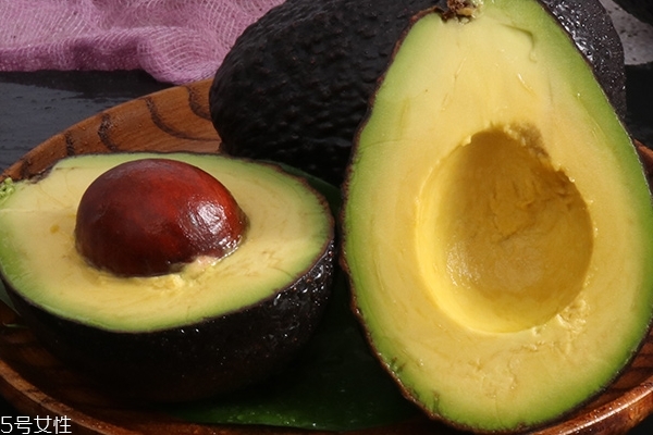 牛油果一直不熟,牛油果不熟吃了会怎样 牛油果一直不熟,牛油果不熟吃了会怎样