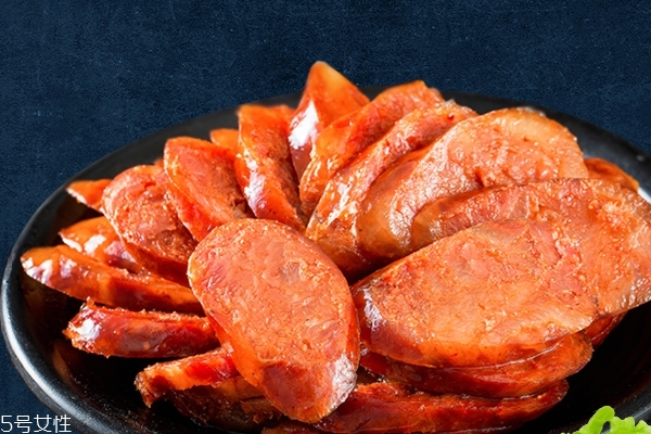 制作香肠为什么要放白酒,香肠放白酒还是料酒