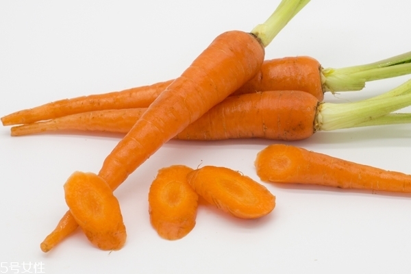 胡萝卜为什么要用油炒一下,胡萝卜为什么要用油炒熟了吃