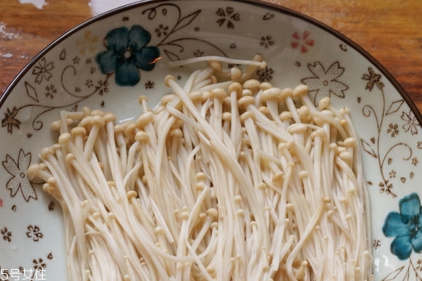 金针菇怎么挑选,金针菇怎么挑是新鲜