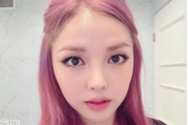 戴隐形眼镜会,不能戴隐形眼镜的几种情况 戴隐形眼镜会,不能戴隐形眼镜的几种情况