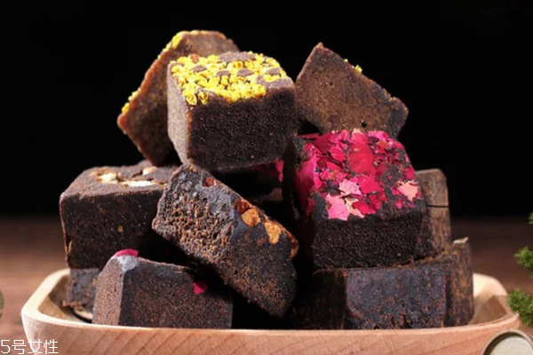 红糖发白了还能吃吗,白糖变红了可以吃吗