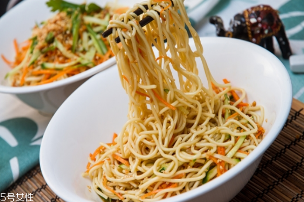 凉面要不要过凉水,凉面过冷水和不过冷水