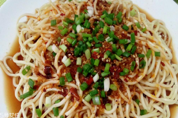 凉面可以炒着吃吗,炒面凉了还能吃吗 凉面可以炒着吃吗,炒面凉了还能吃吗